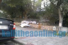 Σκληρές εικόνες από την Καλλιθέα - Ζει, τρώει και κοιμάται σε ένα ντιβανάκι στο πεζοδρόμιο
