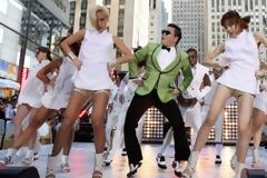 Ο χίτλερ τραγουδάει Gangnam Style! (video)