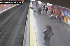 Βίντεο-Σοκ: Γυναίκα πέφτει στις ράγες του μετρό