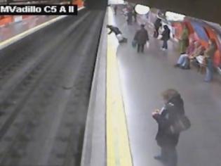 Φωτογραφία για Βίντεο-Σοκ: Γυναίκα πέφτει στις ράγες του μετρό