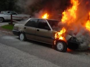 Φωτογραφία για Στις φλόγες δύο αυτοκίνητα - Επί ποδός η Πυροσβεστική