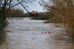 Πρέβεζα: Πλημμύρες από τις έντονες βροχοπτώσεις - Στα όρια ο ποταμός στον Λούρο
