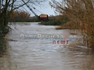 Φωτογραφία για Πρέβεζα: Πλημμύρες από τις έντονες βροχοπτώσεις - Στα όρια ο ποταμός στον Λούρο