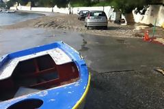 Η κακοκαιρία «βούλιαξε» τον παραλιακό δρόμο στον Αστακό
