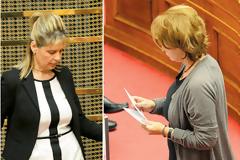 Γελάνε μέχρι και τα περιστέρια στο Σύνταγμα με την Ρεπούση και την Παπακώστα..Έκαναν διάβημα διαμαρτυρίας επειδή τους σχολίασαν τα blogs γαι το ντύσιμο τους.