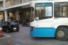 Πάτρα: Το διπλοπαρκαρισμένο που μπλόκαρε το λεωφορείο και εκνεύρισε τους πάντες – Δείτε φωτο