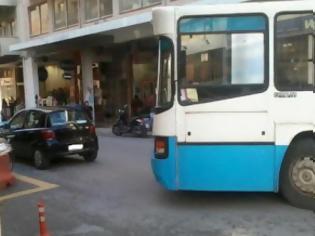 Φωτογραφία για Πάτρα: Το διπλοπαρκαρισμένο που μπλόκαρε το λεωφορείο και εκνεύρισε τους πάντες – Δείτε φωτο