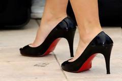 Christian Louboutin: Πώς προέκυψε το κόκκινο χρώμα στη σόλα των δημιουργιών του