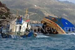 Κόπηκε στα δύο το «τσιγαράδικο» που είχε προσαράξει νότια της Κρήτης