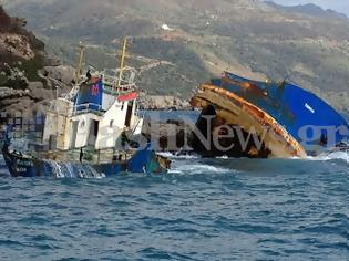 Φωτογραφία για Κόπηκε στα δύο το «τσιγαράδικο» που είχε προσαράξει νότια της Κρήτης