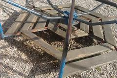 Εγκατάλειψη και αδιαφορία από τον δήμο Διονύσου σε παιδική χαρά στο Κρυονέρι Αττικής