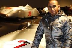 Πρώτη επίσημη εμφάνιση του Hamilton με τη Mercedes