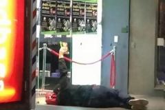 Κοιμήθηκε έξω από το βιβλιοπωλείο για ένα αυτόγραφο