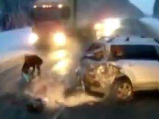 Φωτογραφία για ΑΠΙΣΤΕΥΤΟ ΒΙΝΤΕΟ από τη Ρωσία: Βρέφος εκσφενδονίζεται από αυτοκίνητο και διασώζεται πριν το χτυπήσει νταλίκα