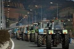 Σε τροχιά κινητοποιήσεων και οι αγρότες - Απειλούν να κόψουν τη χώρα στα δύο
