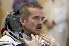 “Geia sas Elláda!” λέει ο καναδός αστροναύτης Chris Hadfield, φωτογραφίζοντας από τον ουρανό την Ελλάδα [video]