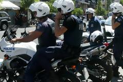 Μάρτυρας: Οι αστυνομικοί κλώτσησαν το μηχανάκι και τα παιδιά χαροπαλεύουν
