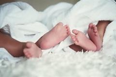 Εγκατέλειψε τα παιδιά της στο σπίτι μιας φίλης της