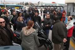 Αστυνομικές δυνάμεις απομάκρυναν τους απεργούς