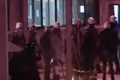 Τα ΜΑΤ κατέλαβαν το μετρό