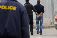 Αχαΐα: Χειροπέδες σε τέσσερα αδέλφια για παράνομη κατοχή όπλων - Συνελήφθησαν με περίστροφα, σφαίρες και κλεμμένο μηχανάκι