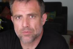 Σε ρεμπετάδικο δουλεύει πλέον ο Πασχάλης Τσαρούχας