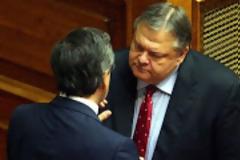 Αντιδράσεις προκαλεί ο σφικτός «εναγκαλισμός» Βενιζέλου με Σαμαρά