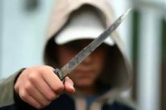Κυκλοφορούν με μαχαίρια οι φιλήσυχοι 