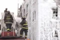 Σικάγο: Φλεγόμενο κτίριο «πάγωσε» από το πολικό ψύχος! [video]