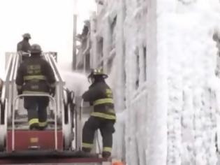 Φωτογραφία για Σικάγο: Φλεγόμενο κτίριο «πάγωσε» από το πολικό ψύχος! [video]