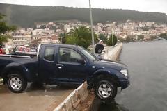 Αμφιλοχία: Παραλίγο να πέσει στην θάλασσα