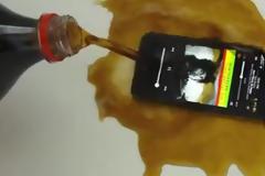 Τι παθαίνει το iPhone 5 όταν του ρίχνεις Coca Cola