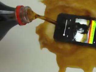 Φωτογραφία για Τι παθαίνει το iPhone 5 όταν του ρίχνεις Coca Cola