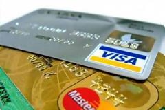Οι Ελληνες χρησιμοποιούν τις πιστωτικές για τις αγορές τους