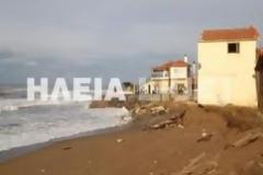 Ηλεία: Η θάλασσα παρέσυρε σπίτια στη Σπιάντζα - Τα εγκαταλείπουν οι κάτοικοι