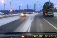 VIDEO: Νταλίκα...ξηλώνει φανάρι!