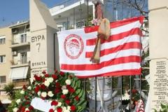 ΣΤΕΦΑΝΙ ΩΣ ΦΟΡΟ ΤΙΜΗΣ ΓΙΑ ΤΑ 21 ΠΑΙΔΙΑ ΤΗΣ «ΘΥΡΑΣ 7» ΑΠΟ ΤΟΥΣ ΒΕΤΕΡΑΝΟΥΣ ΤΟΥ ΘΡΥΛΟΥ