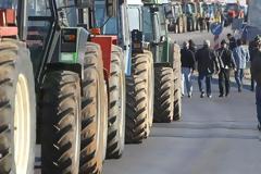 ΣΤΟΥΣ ΔΡΟΜΟΥΣ ΑΠΟ ΑΥΡΙΟ ΔΕΥΤΕΡΑ ΟΙ ΑΓΡΟΤΕΣ ΤΗΣ ΘΕΣΣΑΛΙΑΣ (video)