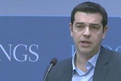 Αποδοκιμάστηκε ο Τσίπρας από Έλληνες της Αστόρια και οι συνεργάτες του επινόησαν επίθεση χρυσαυγιτών.