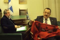 Ο Χ. Παππάς ζητά την Αυτονομία της Βόρειου Ηπείρου τινάζοντας στα μούτρα αλβανού δημοσιογράφου την ερυθρόμαυρη σημαία [ΒΙΝΤΕΟ]