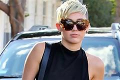 Λίγα-λίγα τα βγάζει η Miley Cyrus