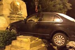 «Καρφώθηκε» με το αυτοκίνητο στο Ηρώο του Χολαργού