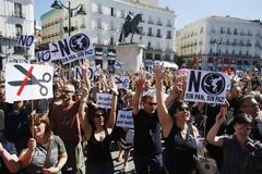 BLOOMBERG: ΜΕΓΑΛΟ ΤΟ ΚΟΙΝΩΝΙΚΟ ΚΟΣΤΟΣ ΤΗΣ ΚΡΙΣΗΣ ΧΡΕΟΥΣ ΣΤΗΝ ΕΥΡΩΖΩΝΗ