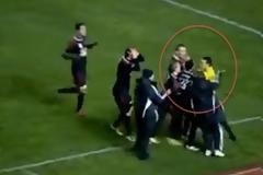 Άστραψε χαστούκι στον επόπτη