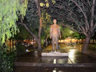 Φωτογραφία για Πάτρα: Φωτίστηκε το άγαλμα του Ανδρέα Μιχαλακόπουλου