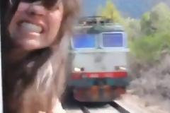 Βίντεο που σοκάρει παραλίγο να την αποκεφαλίσει το τρένο