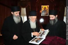 2635 - Προσφορά ειδικού τόμου για την 25ετία της Βατοπαιδινής Αδελφότητας στον Οικουμενικό Πατριάρχη