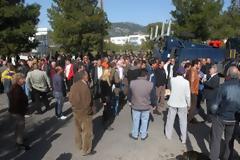 Μικροεπεισόδια στη συγκέντρωση διαμαρτυρίας έξω από τον ΕΔΣΝΑ