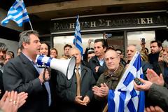 Συγκέντρωση διαμαρτυρίας στα γραφεία της ΕΛΣΤΑΤ με επικεφαλής τον Π. Καμμένο