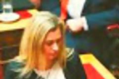 Σκηνές ροκ με ξεμαλλιάσματα και κλάματα στη βουλή